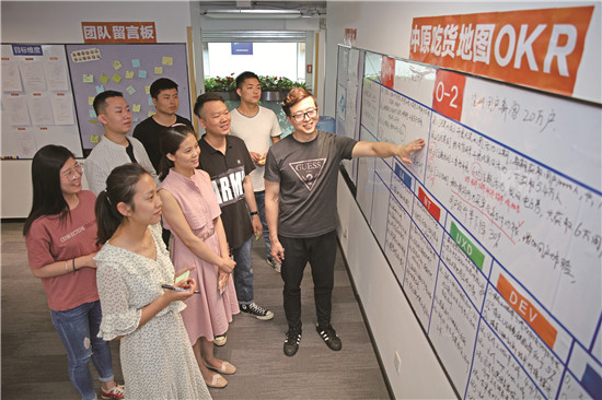 01 场景开发运营部落吃货地图及中原钱包生态圈小组PO白杨(左）在讲解，如何通过更精准的运营活动完成二季度OKR目标IMGM9813