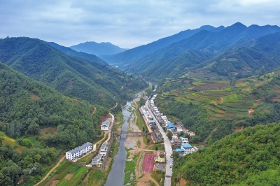 伏牛山脉腹地美丽山村成为写生基地