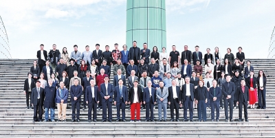 70位郑州服装人在郑州艺术中心合影留念，为历史留下底片。