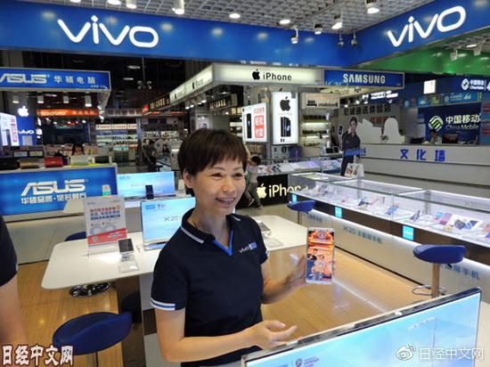 vivo和OPPO的销量最近也开始大幅下滑（2017年11月，广州市内的手机专卖店）