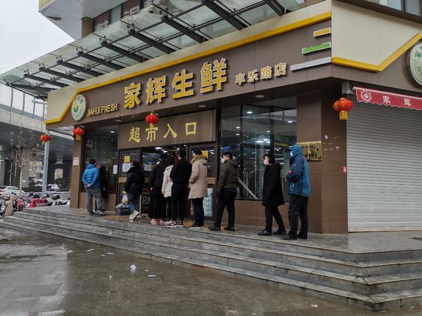 雪后探访郑州小区"最严门禁":部分小区能否方便市民错峰买菜?