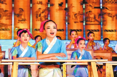 在淅川县师德标兵先进事迹报告会上，学生们展演弟子规。②47杨振辉摄