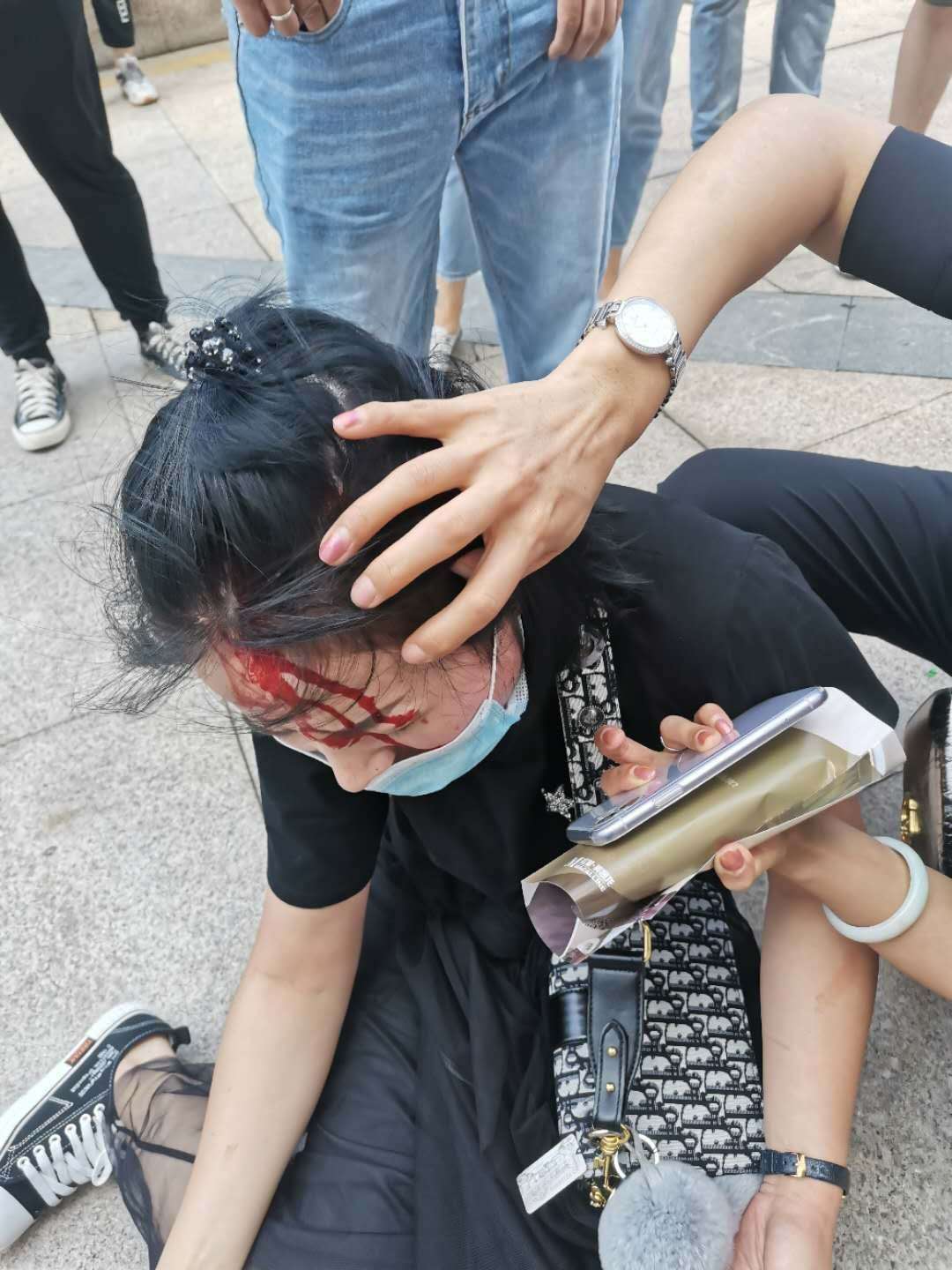 突发！红星美凯龙郑州市大学路店与商户起冲突，一商户受伤入院