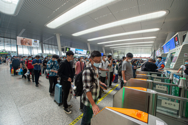 2020年9月30日，杭州东站迎来节前客流高峰。新华社图。