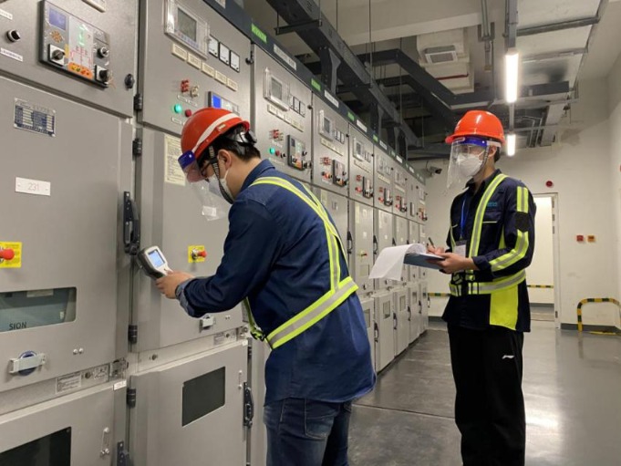 国网北京大兴供电公司员工巡检北京大兴国际机场用电设施响应客户