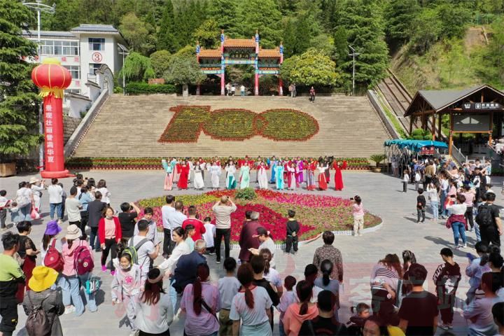 鸡冠洞景区游客如潮（鸡冠洞景区提供）.jpg