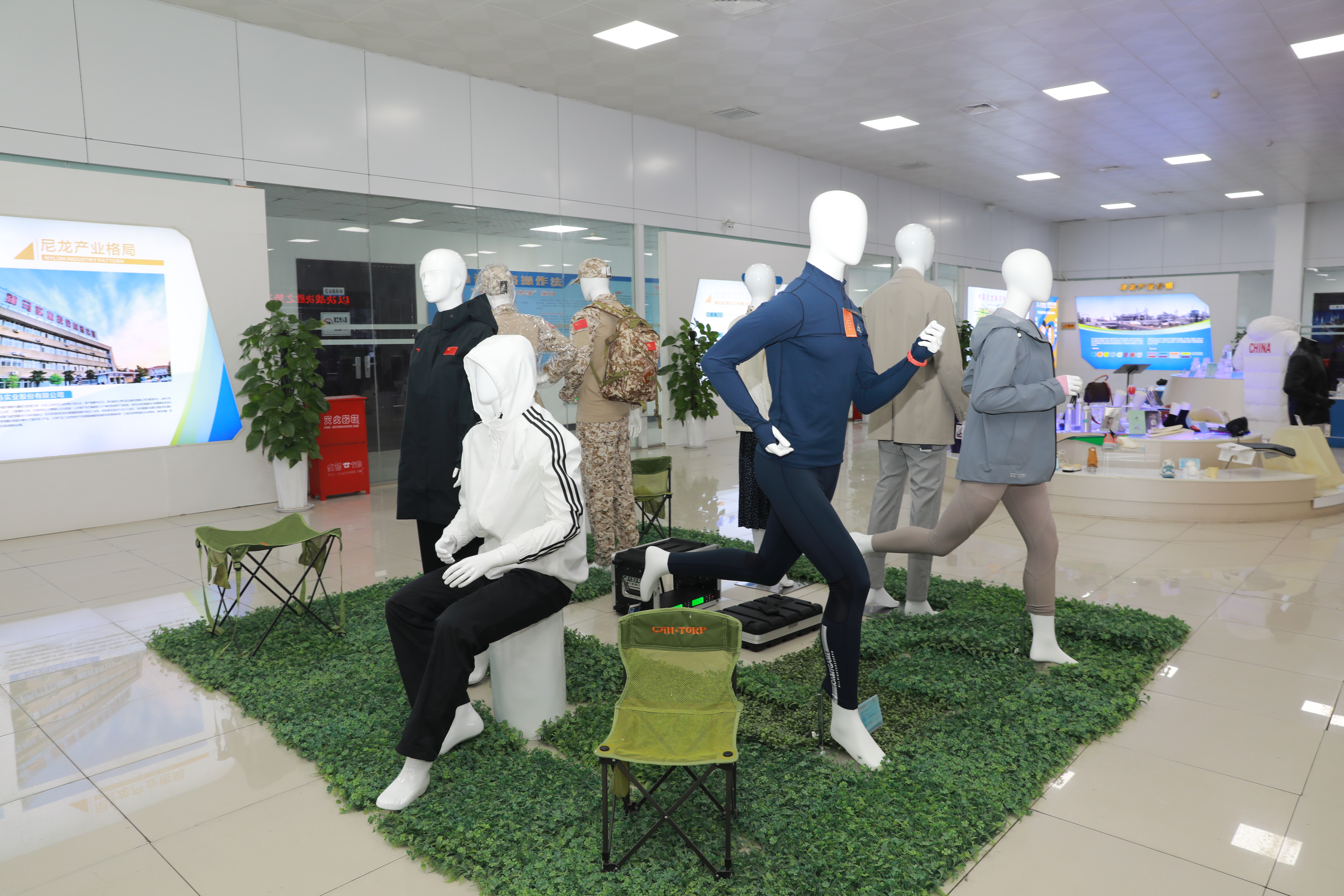 调研落地配图）尼龙产品展示 平煤神马集团党委宣传部提供.jpg