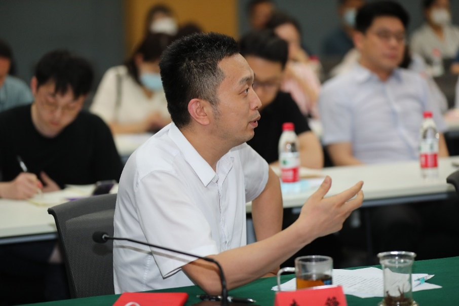 大河网络传媒集团党委副书记,总编辑李铮,相关专家学者以及河南日报社