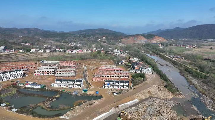 加快移民安置房的建设进度 倪养韬 摄_看图王.jpg