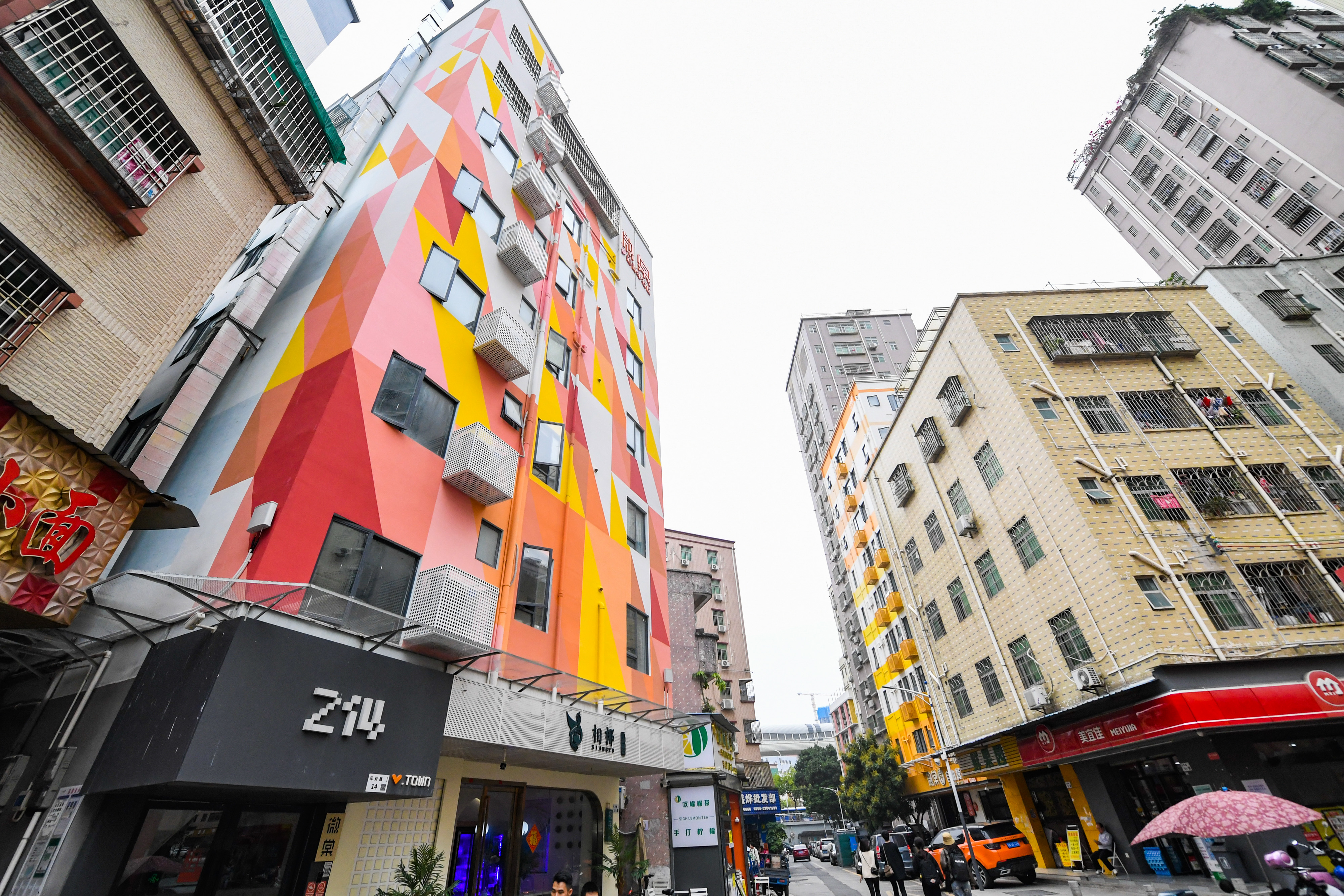 图为深圳推进城中村住房改造提升