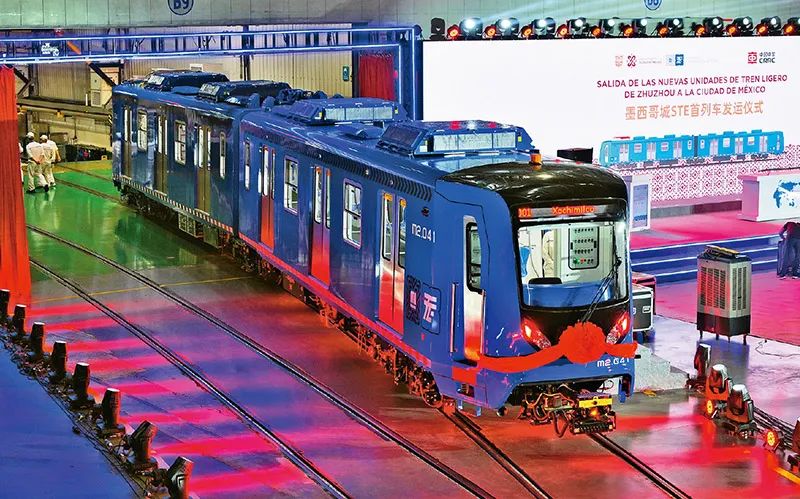 2023年9月9日,中国中车为墨西哥首都墨西哥城定制的铰接式轻轨列车首