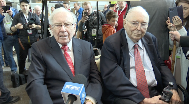 巴菲特与芒格接受第一财经记者采访（第一财经记者摄于2019年伯克希尔哈撒韦股东大会）