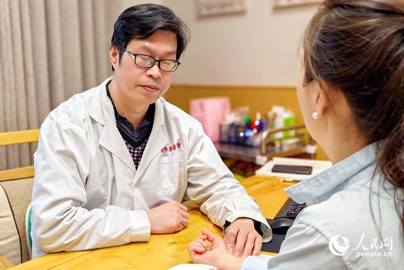 中医馆里,一名中医正在把脉问诊。人民网 程明辉摄