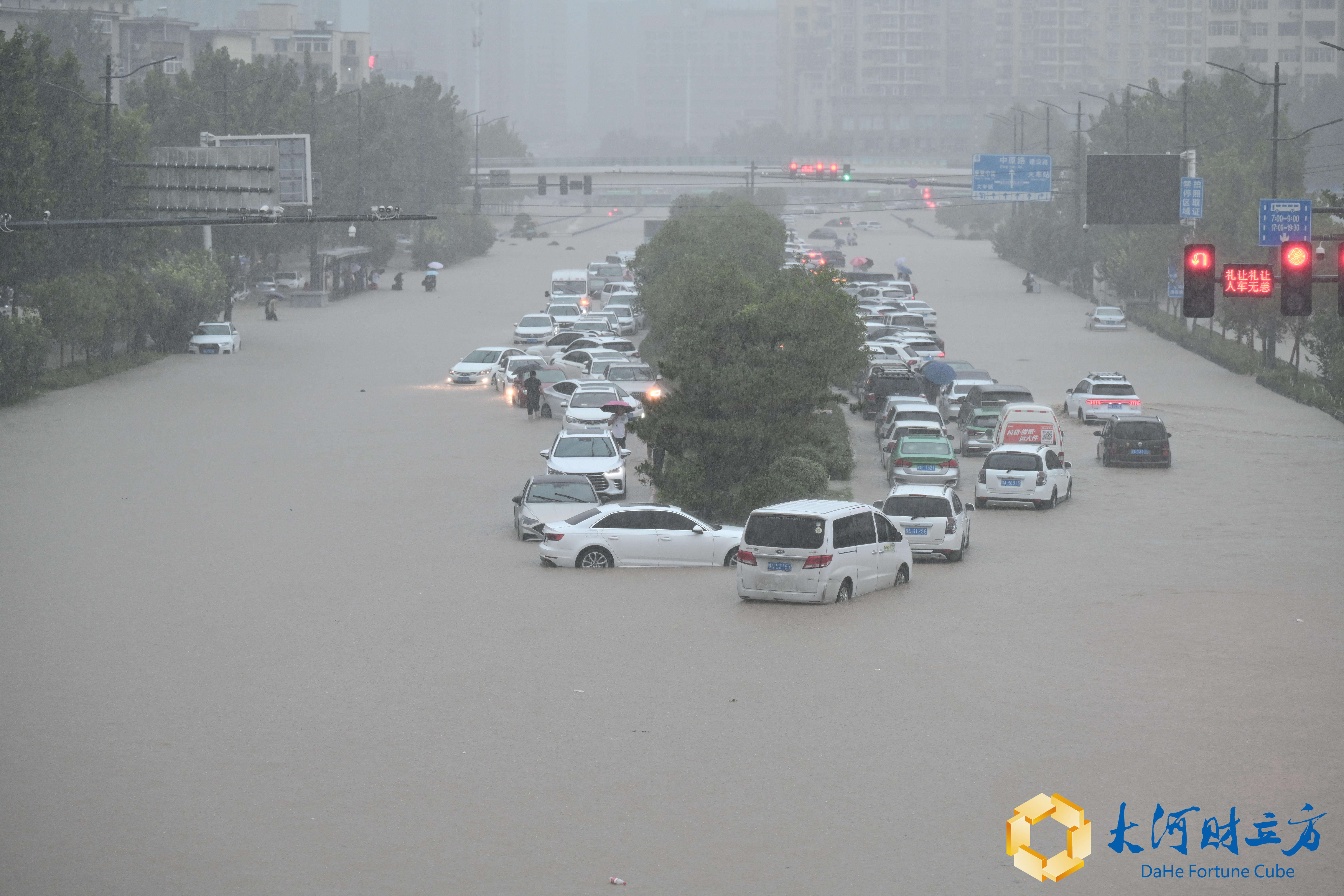 特大暴雨围城大河财立方记者直击郑州火车站