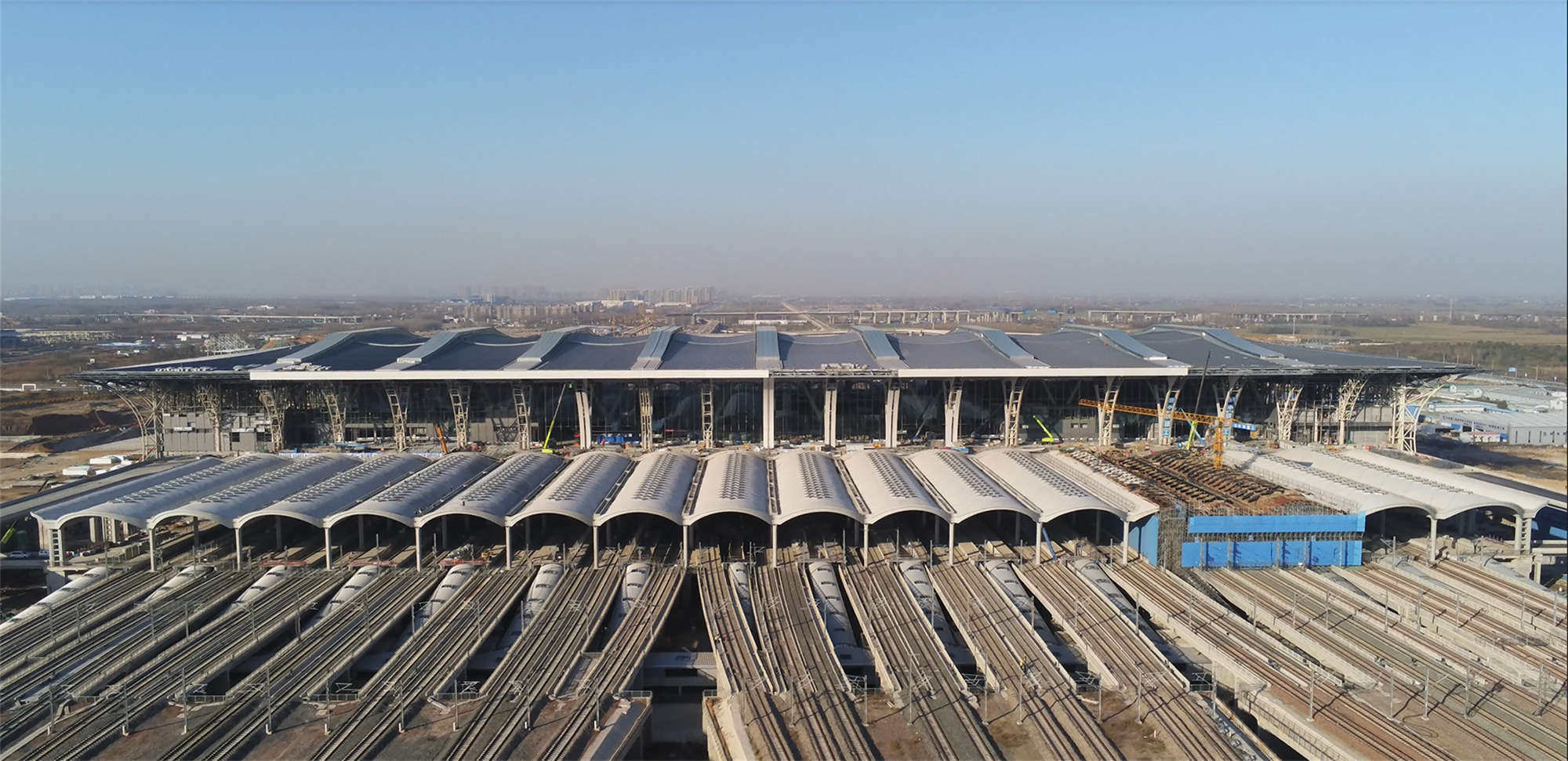 郑州南站室内鹤羽吊顶全新亮相站房建设进入全面冲刺阶段