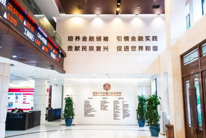 装修一新的学院大厅及院景