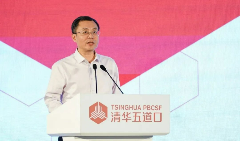 学院党委书记顾良飞在学院毕业典礼上发言