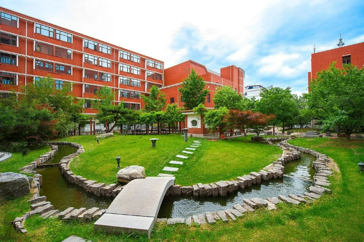 装修一新的学院大厅及院景