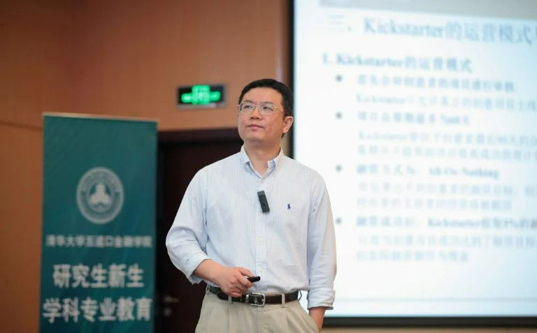 学院常务副院长廖理为学生授课